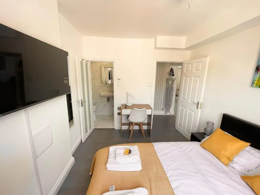 Entire Apartment Hosted By Pius Redhill  Redhill (Surrey)